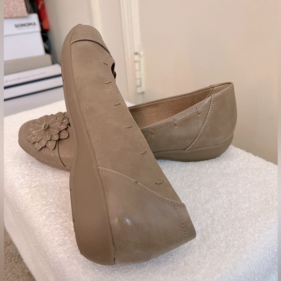 White Mountain Taupe Women’s Flats - Picture 5 of 6